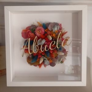 marco con flores preservadas